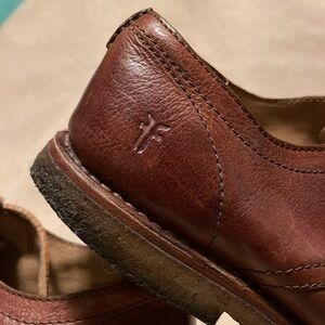 Frye men’s Size 9 1/2 Br leather casual or dress shoe. Leather lace up. Heavy.